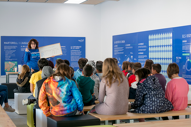 Alumnos en la exposición Operació Aigua
