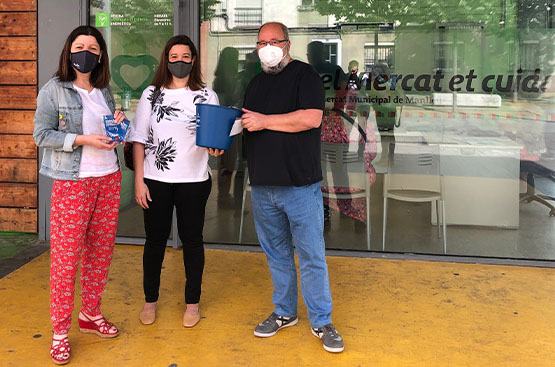 Ir a la noticia Entreguem amb l’Ajuntament de Manlleu 300 galledes i 300 difusors en el marc d’un projecte conjunt de foment de l’estalvi d’aigua i conscienciació ambiental